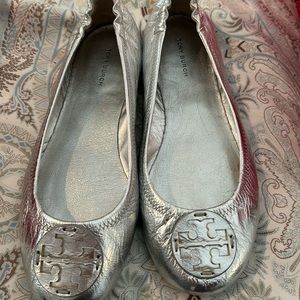 Gently worn Tory Burch Minnie Travel ballet flat size 8. With original box & bag